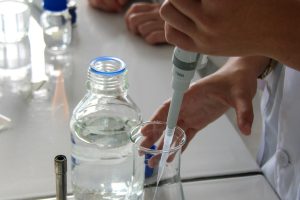 Хімія для школярів: атоми, зв’язки та безпечний експеримент